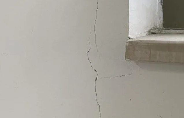 墻皮開(kāi)裂脫落怎么辦？