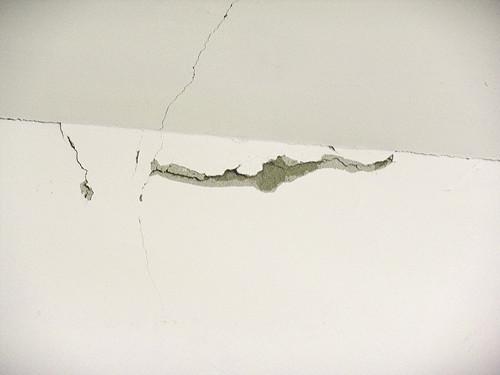 墻面開裂、發(fā)霉怎么辦？